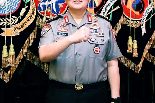 Bintang Tiga untuk Sang Pengayom: Komjen Iqbal Naik Pangkat, Riau Beri Salam Hormat 
