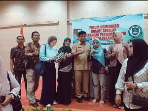 Foto bersama Kepala Dinas Pendidikan Pekanbaru Abdul Jamal beserta Pengurus Komite dari SMPN 42 Pekanbaru, selasa di ballroom hotel resty. 